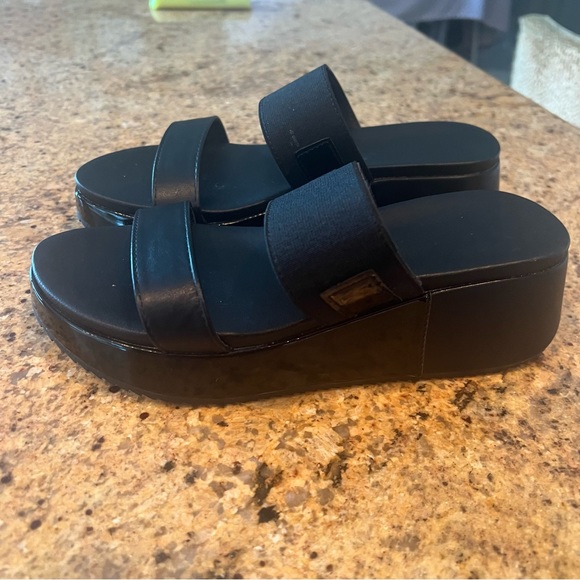 Kenneth Cole Perry Wedge Sandals. Size 5.5 - Picture 2 of 8